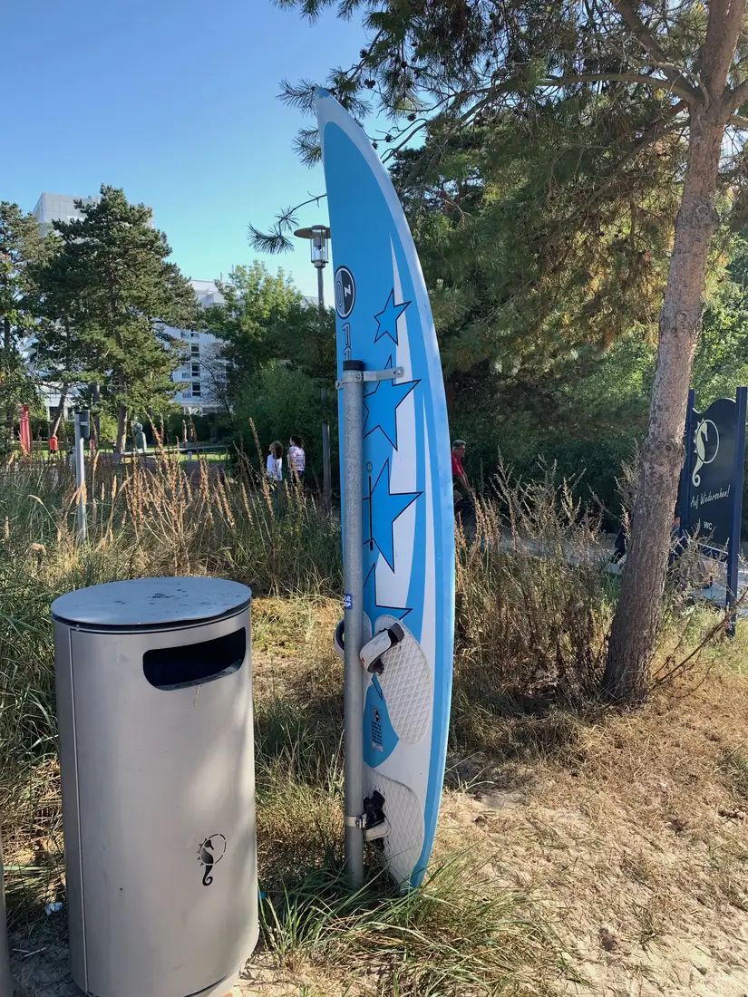 Blaues Stand-up-Paddle-Board im Strandbereich von Rikki Beach